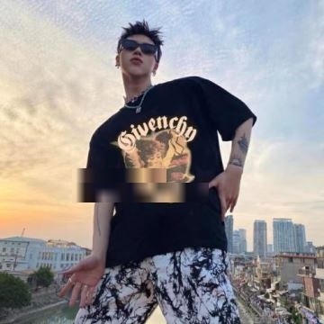 2022 半袖シャツ 人目を惹くデザイン ジバンシィコピー GIVENCHYコピー コーデ 知的なムードを演出        