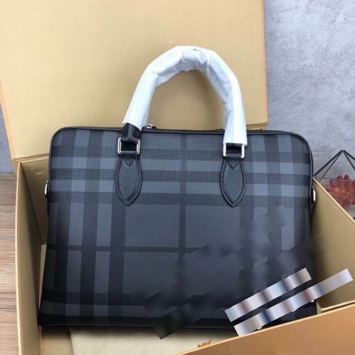 ショートパンツ 確定となる上品 バーバリー BURBERRY 37x27cm メンズ 仕事用 撥水 大容量 肩掛け 手提げ 通勤 高級感 2022 バーバリースーパーコピー ビジネスバッグ 活躍のバッグ