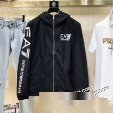 ブランド 偽物 通販 アルマーニ ARMANI セレブ愛用の超人気商品 2023 ブルゾン 2色可選 シンプルながら存在感があるので、1枚でも様になり、重ね着でも使いやすいアイテム