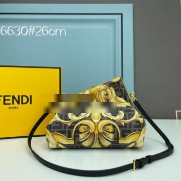 VERSACEコピー 2色可選 サイズ豊富 シックスタイルに活躍 ショルダーバッグ 2022 ヴェルサーチコピー 