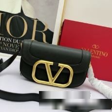 ショルダーバッグ 2022秋冬 個性的なデザイン Valentin Garavani MAXI 収納力最高 ヴァレンティノブランドコピー 8色可選