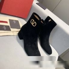 愛らしさ抜群！ ヴァレンティノコピー ブランド 2022 ヴァレンティノ VALENTINO ブーツ レディース 立体的に形成されたインソールで長時間歩いても疲れにくい履き心地