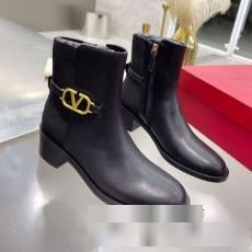 2022 大人キレイに仕立てる ヴァレンティノブランド 偽物 通販 VALENTINO ブーツ レディース シンプルでスッキリしたシルエットに高級感をプラスしたデザインゴールド金具付きで上品カジュアルに！