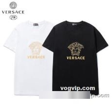 完売必至の人気モデルをご紹介 半袖Tシャツ 2色可選 ヴェルサーチ VERSACE やわらかい吸水性?通気性に優れた薄手のサラサラ生地 ヴェルサーチスーパーコピー