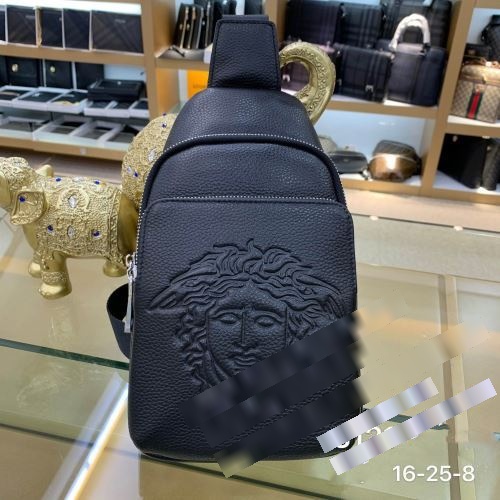 斜め掛けバッグ 海外セレブ愛用 メンズ 2022 ヴェルサーチ VERSACE 偽物ブランド ショルダーバッグ 革 大容量