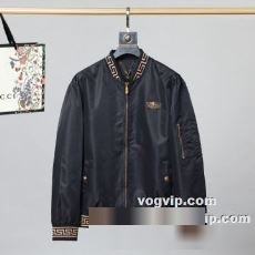 ムダな装飾を排したデザイン 2022秋冬 ヴェルサーチ VERSACE スーパーコピー ブルゾン スリムなシルエットデザイン
