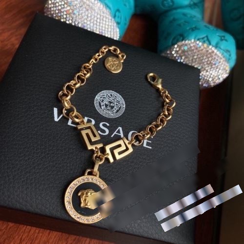 早くも完売している 2022秋冬 ヴェルサーチコピー ブランド VERSACE ブレスレット 幸せを呼ぶ