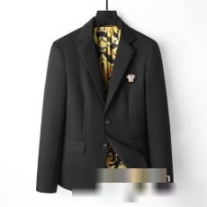 ブランドコピー専門店 人目を惹くデザイン 2023 ヴェルサーチ VERSACE HOT100%新品 適度な厚み ブルゾン ダブルスーツ