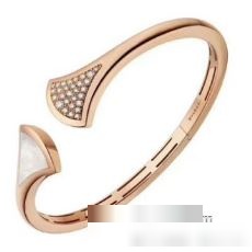コピーブランド 2022秋冬 海外限定ライン ブルガリ BVLGARI バングル ブレスレット ブレスレットがあるだけで、洋服のお洒落感がアップします