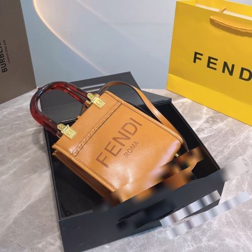 大絶賛の履き心地! 2022秋冬 フェンディブランド 偽物 通販 FENDI ショルダーバッグ 手持ち&ショルダー掛け 3色可選 小さい 軽い トラベル スクエア おしゃれ 軽量