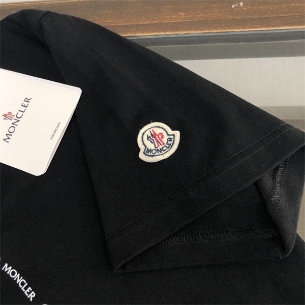 モンクレール 偽物 Ｔシャツ プリント 細かい ロゴ プリント柄 MONCLER 