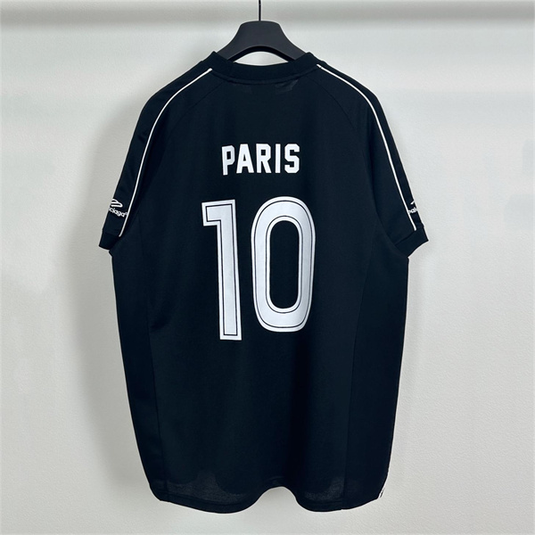 【2024限定】BALENCIAGA スーパーコピー Ｔシャツ サッカー ライオン紋章パッチ バレンシアガ X Manchester United F.C.
