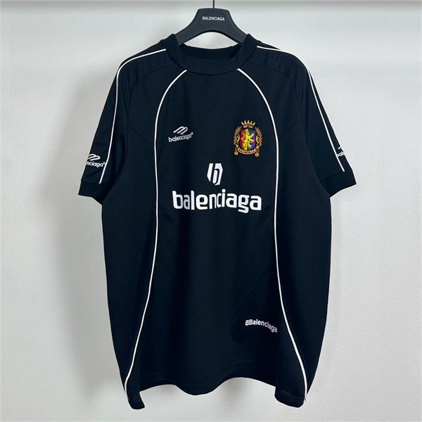 【2024限定】BALENCIAGA スーパーコピー Ｔシャツ サッカー ライオン紋章パッチ バレンシアガ X Manchester United F.C.