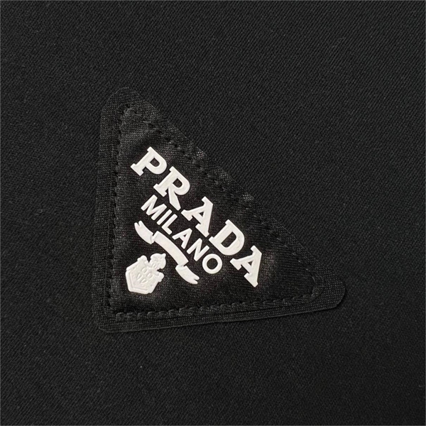 △PRADA△プラダ スーパーコピー Ｔシャツ 三角 ロゴ 立体 2色 斬新なデザイン