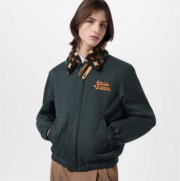 ルイヴィトン(LOUISVUITTON)コピー:モノグラムスエード襟コットンパイロットジャケットコピー ルイヴィトン(LOUISVUITTON)コピー:モノグラムスエード襟コットンパイロットジャケットコピー