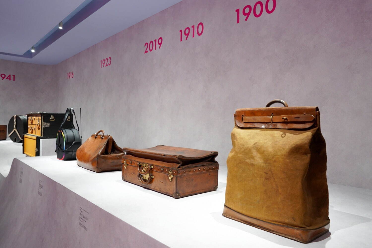 ルイ・ヴィトン「SEE LV」展でメゾンの歴史を展観コピー