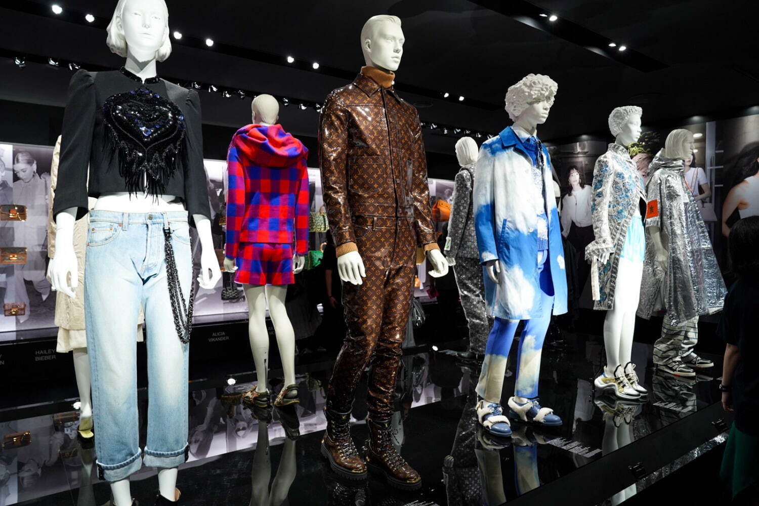 ルイ・ヴィトン「SEE LV」展でメゾンの歴史を展観コピー
