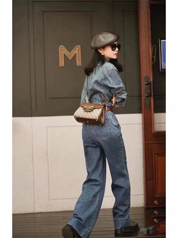 Gucciが贈るモダンなスピリットと伝統の融合-ライトブラウンレザーのHorsebit 1955 トップハンドルバッグ