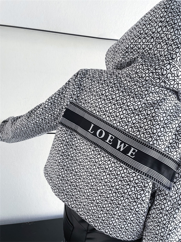 最新のファッショントレンドロエベ(LOEWE)コピー ジャケット:洗練されたスタイルと機能性の融合コピー 最新のファッショントレンドロエベ(LOEWE)コピー ジャケット:洗練されたスタイルと機能性の融合コピー