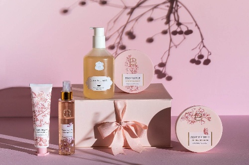 ラリン人気No.1「チェリーブロッサム」の香りに限定桜デザイン、ボディスクラブやハンドクリーム