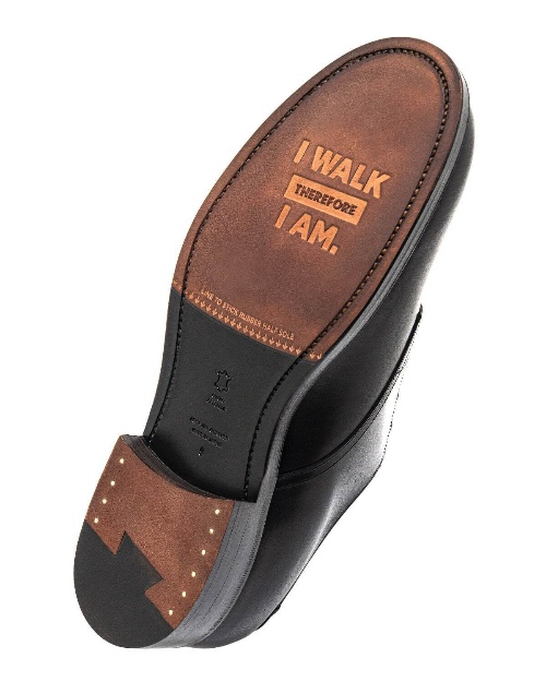 フット・ザ・コーチャーのレザーシューズ「I WALK.」ミニマルな表情にまとめたプレーントゥコピー フット・ザ・コーチャーのレザーシューズ「I WALK.」ミニマルな表情にまとめたプレーントゥコピー