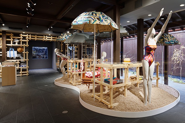 エルメス祇園店の新イベントはビーチアイテムに注目 - 色鮮やかな水着やバッグ、サンダルを展開