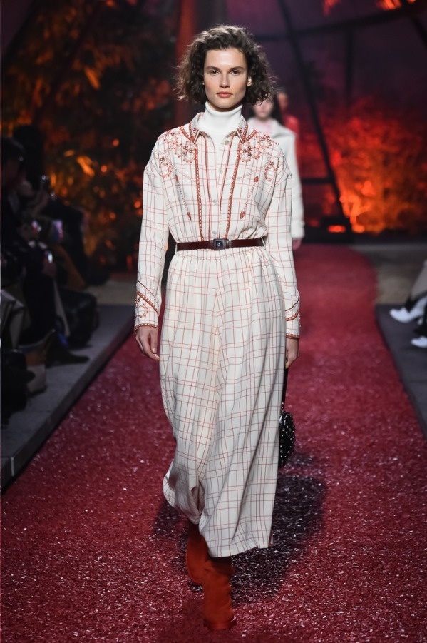 エルメス 2018-19年秋冬コレクション - 温もりの赤に包まれた夕暮れ時の秋コピー エルメス 2018-19年秋冬コレクション - 温もりの赤に包まれた夕暮れ時の秋コピー