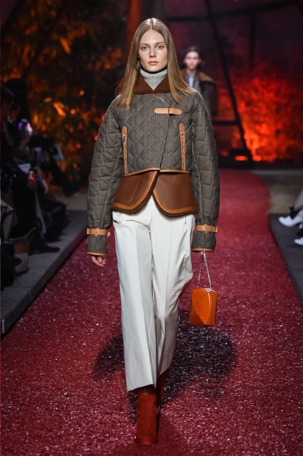 エルメス 2018-19年秋冬コレクション - 温もりの赤に包まれた夕暮れ時の秋コピー エルメス 2018-19年秋冬コレクション - 温もりの赤に包まれた夕暮れ時の秋コピー