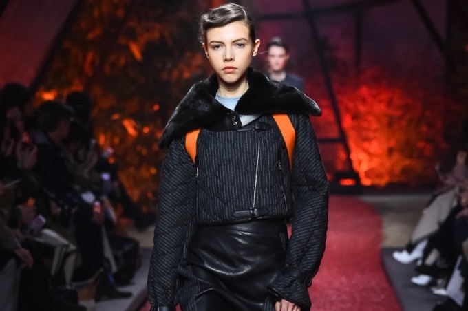 エルメス 2018-19年秋冬コレクション - 温もりの赤に包まれた夕暮れ時の秋