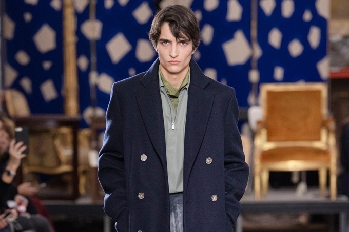 エルメス 2019年秋冬メンズコレクション、フォーマルスタイルから覗かせる紳士の余裕
