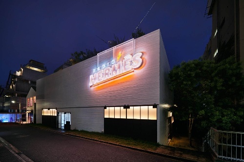 エルメスのメンズの世界を“ラジオ”で楽しむ「ラジオエルメス」原宿で、野田洋次郎のライブVR体験などコピー