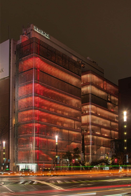 エルメス銀座店が“ルージュカラー”にライトアップ、メゾン初のリップ〈ルージュ・エルメス〉をイメージコピー エルメス銀座店が“ルージュカラー”にライトアップ、メゾン初のリップ〈ルージュ・エルメス〉をイメージコピー