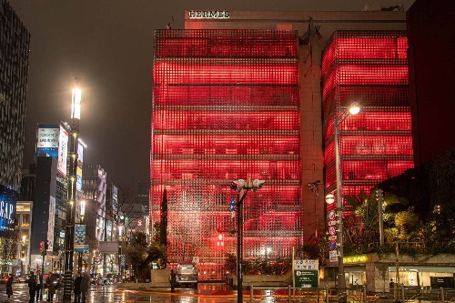 エルメス銀座店が“ルージュカラー”にライトアップ、メゾン初のリップ〈ルージュ・エルメス〉をイメージ