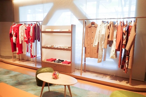 エルメスが東京・表参道に新路面店をオープン - シルク製品やレザーグッズ、コスメまで幅広くコピー エルメスが東京・表参道に新路面店をオープン - シルク製品やレザーグッズ、コスメまで幅広くコピー