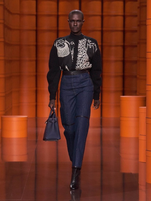 エルメス 2021-22年秋冬ウィメンズコレクション - 衣服と身体の連動、身体性の定義コピー エルメス 2021-22年秋冬ウィメンズコレクション - 衣服と身体の連動、身体性の定義コピー