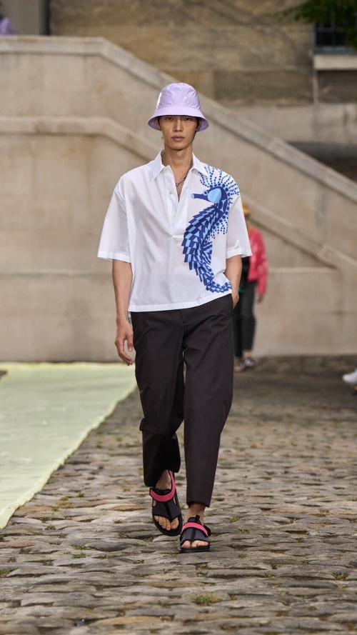 エルメス 2023年春夏メンズコレクション、夏の休暇へと誘うノンシャランなスタイルコピー エルメス 2023年春夏メンズコレクション、夏の休暇へと誘うノンシャランなスタイルコピー