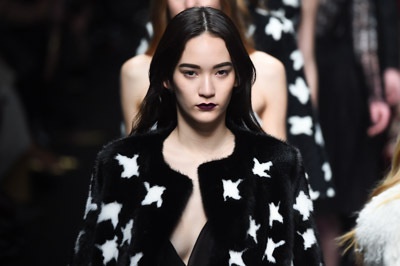 エルマンノ シェルヴィーノ 2015-16年秋冬コレクション - 女性らしく、違いを楽しむ