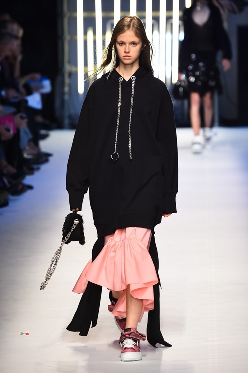 MSGM 2016年春夏コレクション - ポップとロック、ジャンルを超えたガーリーな音楽コピー