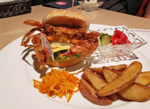 フラボア×ドムドムハンバーガー、“象”のドット柄ワンピースやハンバーガーのスウェットコピー