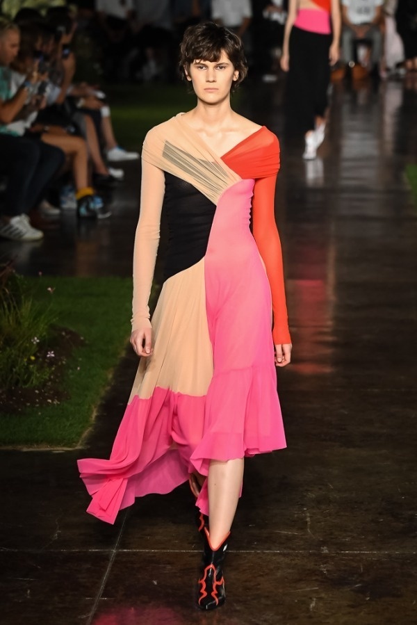 MSGM 2019年春夏コレクション - ビビッドカラーが飛び交い、新しい季節を告げるコピー MSGM 2019年春夏コレクション - ビビッドカラーが飛び交い、新しい季節を告げるコピー