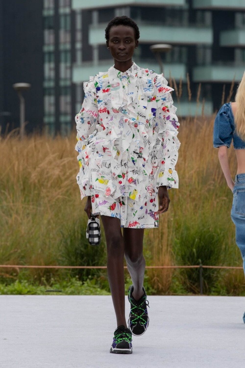 MSGM 2022年春夏ウィメンズコレクション - 過去と今を繋ぐ、ピクニックパーティコピー MSGM 2022年春夏ウィメンズコレクション - 過去と今を繋ぐ、ピクニックパーティコピー