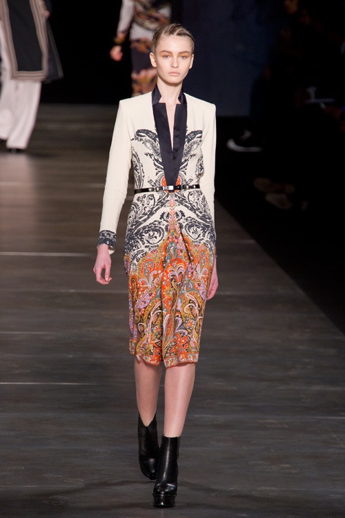 優美なローズピンクが雪景色に映える、エトロ(ETRO)からクリスマス限定ショールが登場コピー