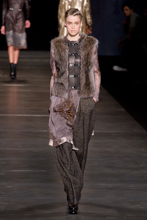 優美なローズピンクが雪景色に映える、エトロ(ETRO)からクリスマス限定ショールが登場コピー