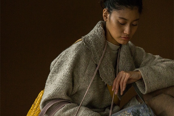 HaaT 17年秋冬より10月新作、"鳥の巣"をイメージした刺繍入りコートや千鳥格子のニットコート