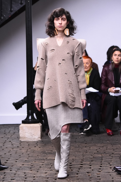ネヘラ(NEHERA) 2017-18年秋冬コレクション - 想定外の出会いが招く繊細さと官能性コピー