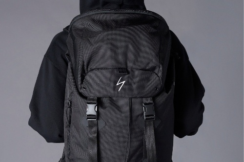 Ground Y×ニューエラ新作、コラボ初バックパックやバケットハットなど“手描きY”刺繍入りで