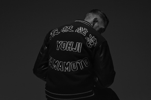 ワイルドサイド ヨウジヤマモト×ブラックアイパッチ「取扱注意」ロゴを配した“黒”ジャケットなど
