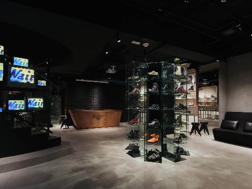「ドクターマーチン ショールーム TYO」世界初ハイエンド・アーカイブシューズが揃う新店、表参道にコピー