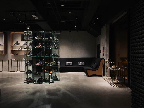 「ドクターマーチン ショールーム TYO」世界初ハイエンド・アーカイブシューズが揃う新店、表参道にコピー