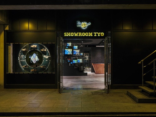 「ドクターマーチン ショールーム TYO」世界初ハイエンド・アーカイブシューズが揃う新店、表参道にコピー